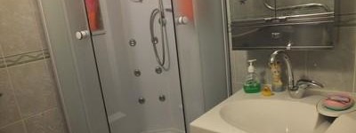 Миниатюрная душевая кабина в хрущевке — элегантное решение для ванной