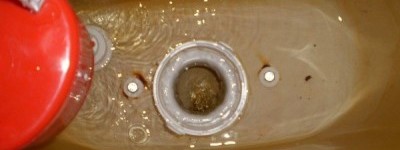 Несколько способов устранения поломки: протекает сливной бачок унитаза через клапан слива